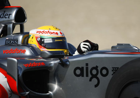 McLaren Formula One driver Lewis Hamilton of Britain takes a curve during a training session at the Jerez racetrack in southern Spain March 17, 2009. This year's Formula One title will go to the driver who wins the most races rather than the most points, the sport's governing body said on Tuesday. Hamilton won last year's title despite winning fewer races than Ferrari's Felipe Massa.[Xinhua/Reuters]