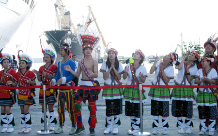 Local residents welcome mainland tourists in Hualien of southeast China's Taiwan March 17, 2009. The first group of Chinese mainland tourists to Taiwan by a passenger liner, which was the first since the mainland and Taiwan started direct air, postal and shipping services on Dec. 15, 2008, visited Hualien March 17.[Wang Yan/Xinhu]