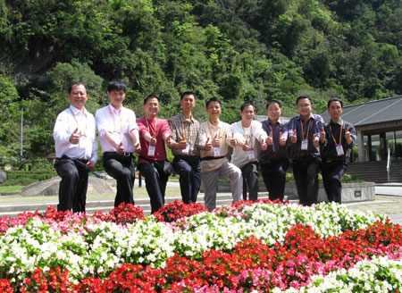 Chinese mainland tourists pose for a group photo at the famed Taroko in Hualien of southeast China's Taiwan March 17, 2009. The first group of Chinese mainland tourists to Taiwan by a passenger liner, which was the first since the mainland and Taiwan started direct air, postal and shipping services on Dec. 15, 2008, visited Hualien March 17. [Wang Yan/Xinhu]