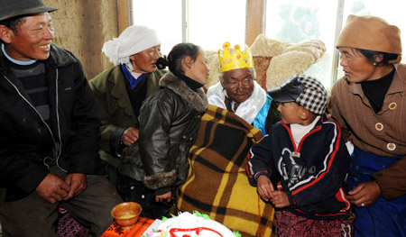 Tibet's oldest woman, Arme Tsering(C), celebrates her 118th birthday at home in the northeastern suburbs of Lhasa, March 16, 2009. [Soinam Norbu/Xinhua]