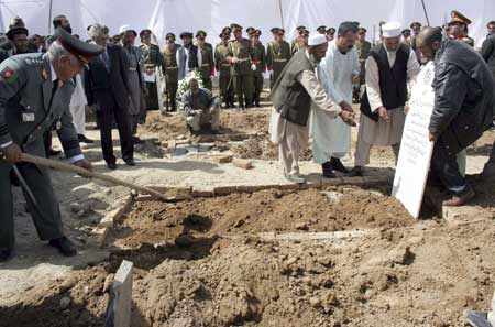 Afghans bury the remains of Afghanistan's first president, Mohammad Daud Khan, and his brother Naeem Khan, during a ceremony in Kabul March 17, 2009. Daud Khan's remains and those who were killed with him were found at a mass grave recently.[Xinhua/Reuters]