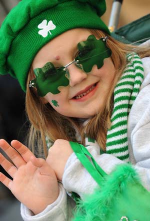  A girl watches the St. Patrick's Day Parade along the Fifth Avenue in New York, the United States, March 17, 2009. Hundreds of thousands of people on Tuesday gathered along Fifth Avenue, a major thoroughfare in the center of the borough of Manhattan in New York City, to watch St. Patrick's Day Parade.[Gu Xinrong/Xinhua]