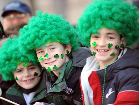 Spectators watch the St. Patrick's Day Parade along the Fifth Avenue in New York, the United States, March 17, 2009. Hundreds of thousands of people on Tuesday gathered along Fifth Avenue, a major thoroughfare in the center of the borough of Manhattan in New York City, to watch St. Patrick's Day Parade. [Xinhua]