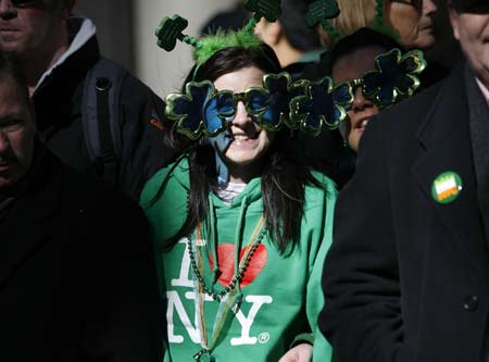 A woman is seen along the St. Patrick's Day parade route in New York March 17, 2009. [Xinhua/Reuters]