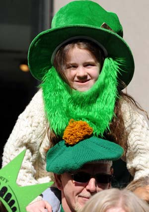 A girl watches the St. Patrick's Day Parade along the Fifth Avenue in New York, the United States, March 17, 2009. Hundreds of thousands of people on Tuesday gathered along Fifth Avenue, a major thoroughfare in the center of the borough of Manhattan in New York City, to watch St. Patrick's Day Parade.[Shen Hong/Xinhua]