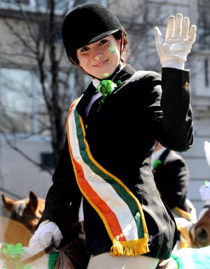  A girl waves to the spectators during the St. Patrick's Day Parade in New York, the United States, March 17, 2009. Hundreds of thousands of people on Tuesday gathered along Fifth Avenue, a major thoroughfare in the center of the borough of Manhattan in New York City, to watch St. Patrick's Day Parade.[Shen Hong/Xinhua]