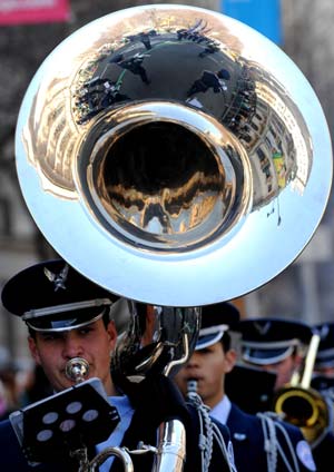 A band marches down the Fifth Avenue during the St. Patrick's Day Parade in New York, the United States, March 17, 2009. Hundreds of thousands of people on Tuesday gathered along Fifth Avenue, a major thoroughfare in the center of the borough of Manhattan in New York City, to watch St. Patrick's Day Parade.[Shen Hong/Xinhua]