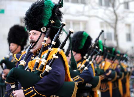 A band marches down the Fifth Avenue during the St. Patrick's Day Parade in New York, the United States, March 17, 2009. Hundreds of thousands of people on Tuesday gathered along Fifth Avenue, a major thoroughfare in the center of the borough of Manhattan in New York City, to watch St. Patrick's Day Parade.[Shen Hong/Xinhua]