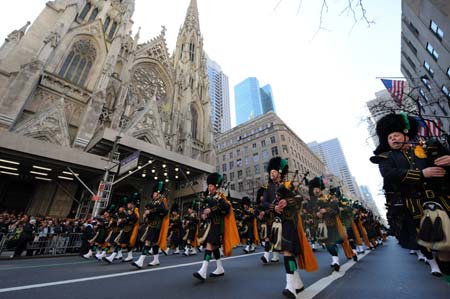 A band marches down the Fifth Avenue during the St. Patrick's Day Parade in New York, the United States, March 17, 2009. Hundreds of thousands of people on Tuesday gathered along Fifth Avenue, a major thoroughfare in the center of the borough of Manhattan in New York City, to watch St. Patrick's Day Parade.[Gu Xinrong/Xinhua]