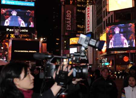 The Peking Opera 'Red Cliff' is broadcast on giant screens at Times Square in New York, March 16, 2009. [Xinhua] 
