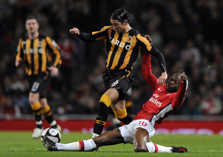 Arsenal's William Gallas challenges for the ball with Hull City's Peter Halmosi (C) challenge for the ball during their FA Cup quarter-final soccer match at Emirates Stadium in London March 17, 2009.(Xinhua/Reuters Photo) 