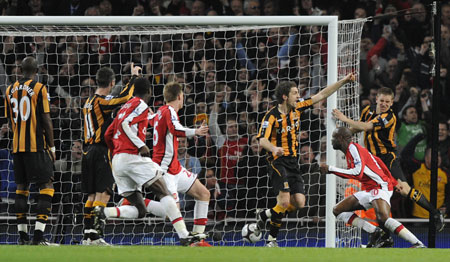 Arsenal's William Gallas (2nd R) turns to celebrate after scoring against Hull City to make it during their FA Cup quarter-final soccer match at Emirates Stadium in London March 17, 2009.(Xinhua/Reuters Photo) 