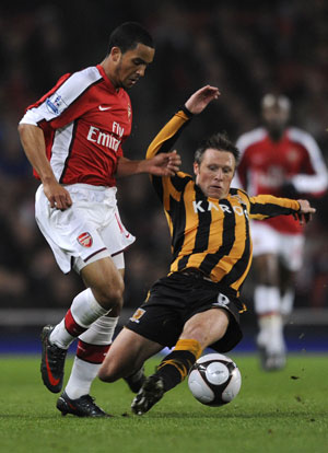 Arsenal's Theo Walcott (L) and Hull City's Nick Barmby challenge for the ball during their FA Cup quarter-final soccer match at the Emirates Stadium in London March 17, 2009.(Xinhua/Reuters Photo) 