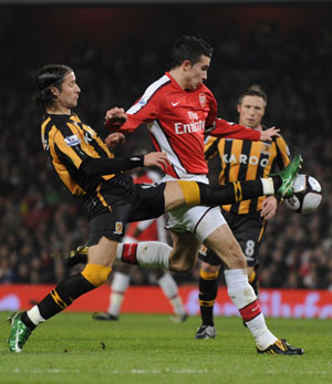 Arsenal's Robin Van Persie (R) has his shot blocked by Hull City's Peter Halmosi (L) during their FA Cup quarter-final soccer match against Hull City at Emirates Stadium in London March 17, 2009. (Xinhua/Reuters Photo) 