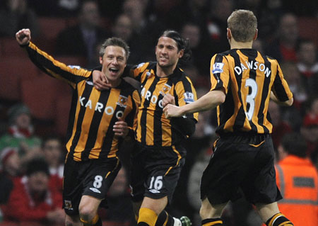 Hull City's Nick Barmby celebrates with teammates Peter Halmosi (C) and Andy Dawson (R) after scoring against Arsenal during their FA Cup quarter-final soccer match at Emirates Stadium in London March 17, 2009.(Xinhua/Reuters Photo) 