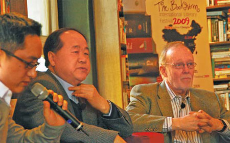 Mo Yan (center) and his translator Howard Goldblatt (right) at the Bookworm Festival. 