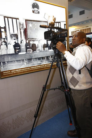 A foreign correspondent works at the '50th Anniversary of Democratic Reforms in Tibet' Exhibition in Beijing, capital of China, March 18, 2009. A number of foreign journalists, organized by the Information Department of China's Foreign Ministry, visited the exhibition on Wednesday. [Li Mingfang/Xinhua] 