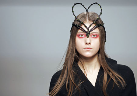 A model displays a creation by Romanian designer Andreea Tincu during fashion week in Kiev March 17, 2009.[Xinhua/Reuters]