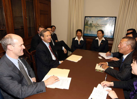 Mark Kirk and Rick Larsen, co-chairmen of the U.S.-China Working Group, met on Tuesday with a five-member delegation of Tibetan deputies to China's National People's Congress, led by Shingtsa Tenzinchodrak. [Xinhua] 