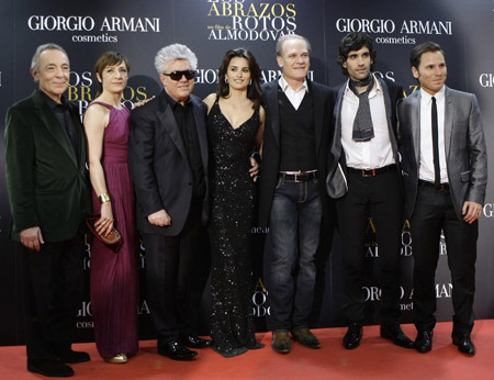 Spanish director Pedro Almodovar (3rd L) poses with cast members (L-R)Jose Luis Gomez, Blanca Portillo, Penelope Cruz, Luis Homar, Asier Etxandia and Ruben Ochandiano before the premiere of the new movie 'Los Abrazos Rotos' (Broken Embraces) in downtown Madrid, March 18, 2009. [Xinhua/Reuters]