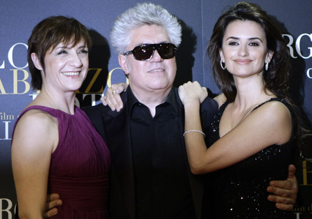 Spanish director Pedro Almodovar (C) poses with actresses Penelope Cruz (R) and Blanca Portillo before the premiere of his new movie 'Los Abrazos Rotos' (Broken Embraces) in downtown Madrid March 18, 2009. [Xinhua/Reuters]