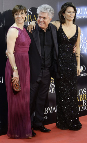 Spanish director Pedro Almodovar (C) poses with actresses Penelope Cruz (R) and Blanca Portillo before the premiere of his new movie 'Los Abrazos Rotos' (Broken Embraces) in downtown Madrid March 18, 2009. [Xinhua/Reuters]