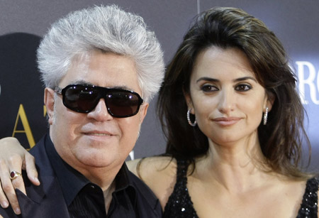 Spanish director Pedro Almodovar poses with actress Penelope Cruz before the premiere of his new movie 'Los Abrazos Rotos' (Broken Embraces) in downtown Madrid March 18, 2009. [Xinhua/Reuters] 