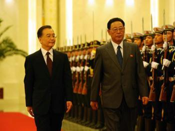 Chinese Premier Wen Jiabao (L) holds a welcoming ceremony for his counterpart of the Democratic People's Republic of Korea (DPRK) Kim Yong Il at the Great Hall of the People in Beijing, capital of China, March 18, 2009. [Li Tao/Xinhua]