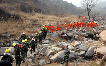 Firemen walk to put out a forest fire at Junying Village of Zanhuang County, north China's Hebei Province, March 18, 2009. The fire starting on March 16 has engulfed 26.7 hectares of forest by March 18. (Xinhua/Yang Shiyao)