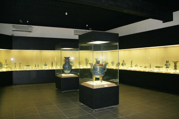 Works of Art department. The permanent exhibition is on cloisonne, enamel wares, golden or bronze figural, bronze, lacquer, jade, classical furniture and hand stone inlaid wares from the Song to Qing dynasty.