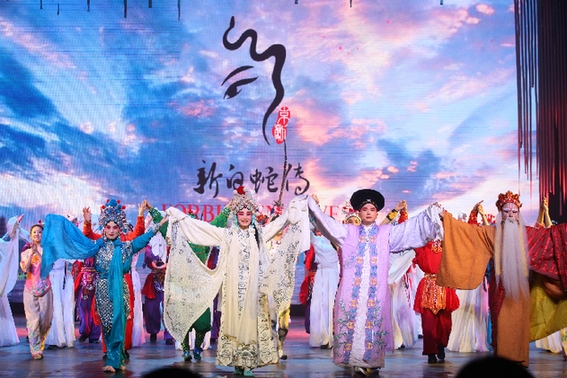 The whole cast takes a well-deserved bow - Lady Blue (Liu Yuanyuan), Lady White (Zhang Ying), Xu Xian (Su Xu), and Fa Hai (Li Dewang), to the forefront.