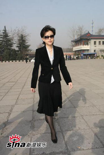 Talk show host Yang Lan attends the memorial service for Li Yu at Beijing's Babaoshan funeral home on Wednesday, March 18, 2009. 