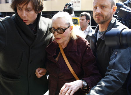 Actress Lauren Bacall (C) arrives at the Lenox Hill Hospital to visit actress Natasha Richardson in New York March 18, 2009. 