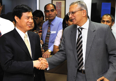 Indian Commerce Secretary G. K. Pillai (R) shakes hands with visiting Chinese Vice Commerce Minister Zhong Shan in New Delhi, capital of India, on March 19, 2009. Zhong Shan and G. K. Pillai held talks here on Thursday over issues about bilateral trade. [Xinhua]