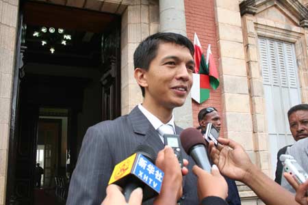  Andy Rajoelina, the newly appointed Madagascar's president, speaks to reporters in front of the Presidential Palace in Antananarivo, capital of Madagascar, March 19, 2009. Madagascar's transitional government decided on March 19 to suspend the functioning of the two houses of the parliament, the National Assembly and the Senate. Madagascar's transitional government decided on Thursday to suspend the functioning of the two houses of the parliament, the National Assembly and the Senate. [Xinhua]