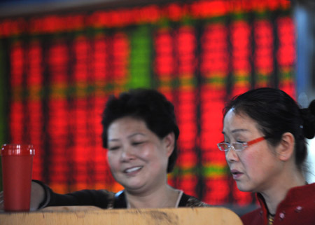 Two women talk at a stock trading hall in Chongqing, southwest China, March 19, 2009. China's benchmark Shanghai Composite Index on the Shanghai Stock Exchange closed at 2,265.76 points Thursday, up 42.03 points, or 1.89 percent, from the previous close. The Shenzhen Component Index on the Shenzhen Stock Exchange closed at 8,622.47 points, up 156.51 points, or 1.85 percent, from the previous close.[Xinhua]