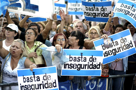 People hold banners with anti-violent crimes slogans during a rally in Buenos Aires, March 18, 2009. Some 8,000 citizens gathered at downtown Buenos Aires Wednesday to call for the government to take actions in striking the violent crimes and ensure the public security.[Xinhua]