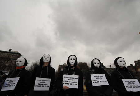 U.S. anti-war demonstrators stage a protest in New York, the United States, March 19, 2009, marking the 6th anniversary of the start of Iraq war. [Xinhua] 