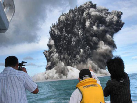 Spectators watch as an undersea volcano erupts off the coast of Tonga, tossing clouds of smoke, steam and ash thousands of feet (meters) into the sky above the South Pacific ocean, Wednesday, March 18, 2009. The eruption was at sea about 6 miles (10 kilometers) from the southwest coast off the main island of Tongatapu, an area where up to 36 undersea volcanoes are clustered.[Xinhua/AFP]