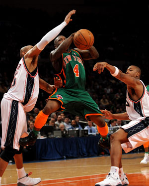 Nate Robinson (C) of New York Knicks acts against players of New Jersey Nets during a NBA basketball match in New York, the United States, March 18, 2009. Nets won the match 115-89. [Xinhua]