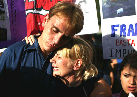 A woman weeps during an anti-violent crimes rally in Buenos Aires, March 18, 2009. Some 8,000 citizens gathered at downtown Buenos Aires Wednesday to call for the government to take actions in striking the violent crimes and ensure the public security.[Martin Zabala/Xinhua] 