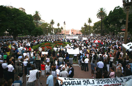 People attend an anti-violent crimes rally in Buenos Aires, March 18, 2009. Some 8,000 citizens gathered at downtown Buenos Aires Wednesday to call for the government to take actions in striking the violent crimes and ensure the public security.[Martin Zabala/Xinhua]