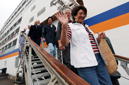 Passengers get off the five-star luxury passenger liner 'Europa' at a port in Nanjing, capital of east China's Jiangsu Province, March 19, 2009. 