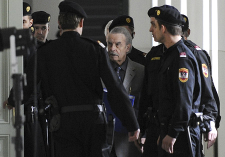 Defendant Josef Fritzl arrives for his trial after a break at the court of law in Sankt Poelten in Austria's province of Lower Austria March 17, 2009.[Xinhua/Reuters]