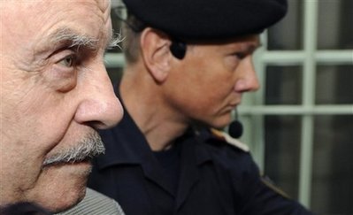 Defendant Josef Fritzl, left, stands in the courtroom after the proclamation of the verdict at the provincial courthouse in St. Poelten, Austria, Thursday, March 19, 2009. [China Daily/Agencies] 