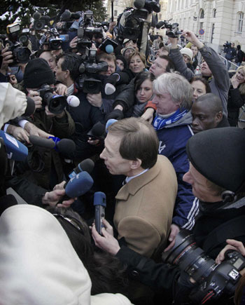 Rudolf Mayer, lawyer of 73-year-old Austrian Josef Fritzl, is surrounded by media as he leaves the courthouse in St. Poelten March 19, 2009. [China Daily/Agencies]