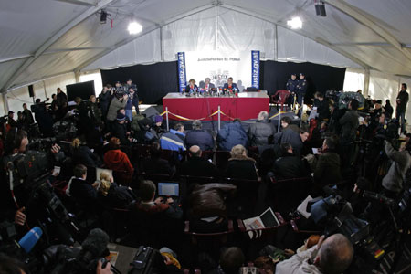 Franz Cutka (C), vice president of the St. Poelten criminal court, addresses a news conference after the verdict against Josef Fritzl in St. Poelten March 19, 2009. [China Daily/Agencies]