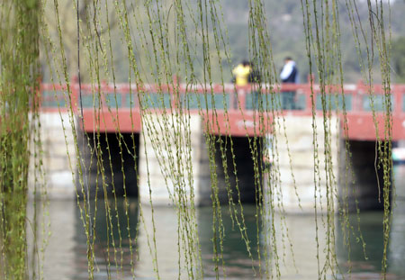 Tourists visit the Summer Palace in Beijing, March 19, 2009.[Xing Guangli/Xinhua]