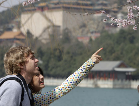 Tourists visit the Summer Palace in Beijing, March 19, 2009.[Xing Guangli/Xinhua]