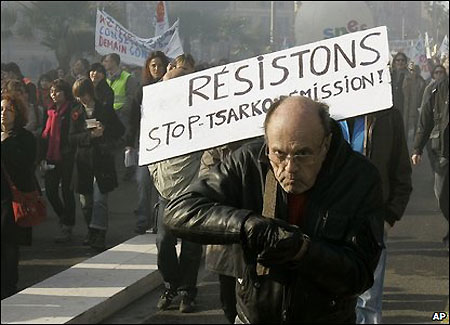 France braced for a day of nationwide strikes Thursday and a potentially huge Paris protest aimed at pressing the government to better support workers during the economic crisis. A demonstrator in Nice carries a placard calling for President Nicolas Sarkozy to resign, March 18, 2009. [China Daily/Agencies] 